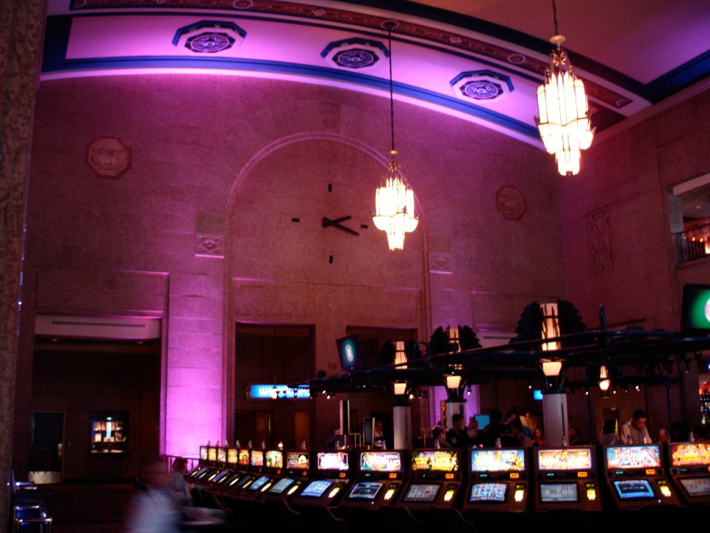 Sảnh casino với ánh sáng và khu trò chơi