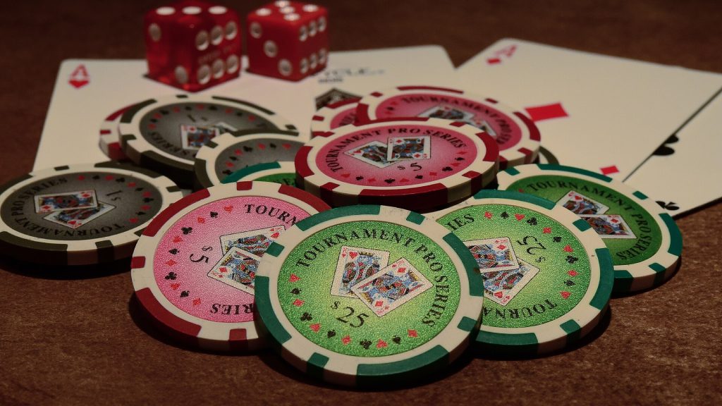 Chip poker, bài và xúc xắc trên bàn