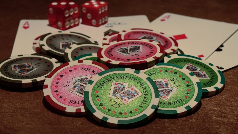 Chip poker, bài và xúc xắc trên bàn